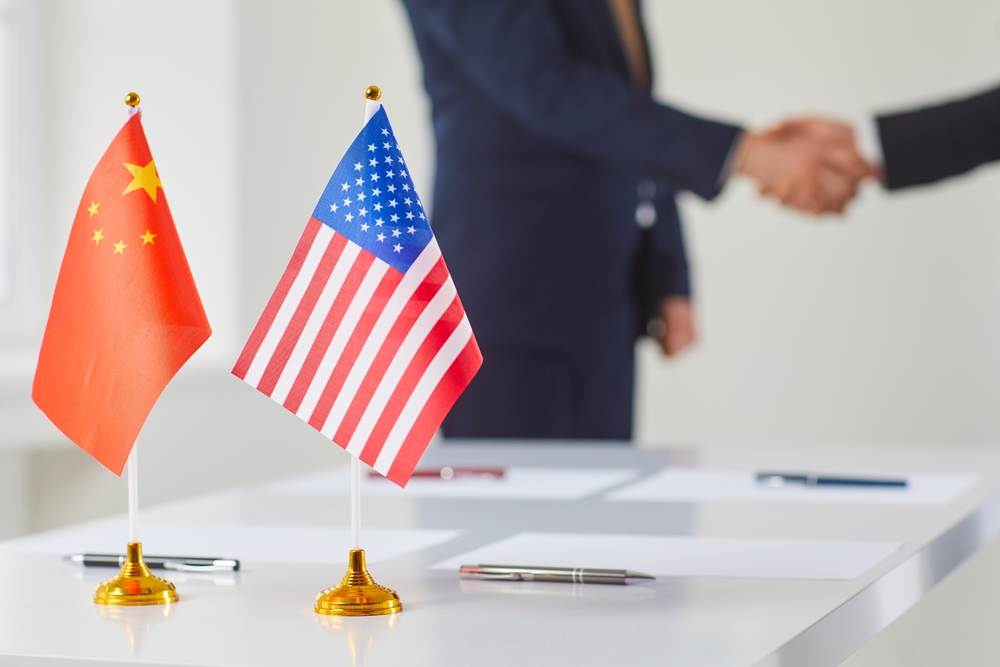 Image of the USA and China flags on a desk, representing political relations and cooperation between the two countries.